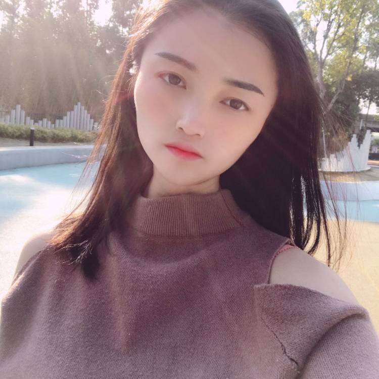 小蘑菇向平淡的照片