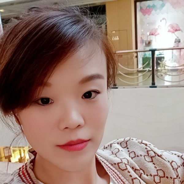 虚心蹙眉少女的照片