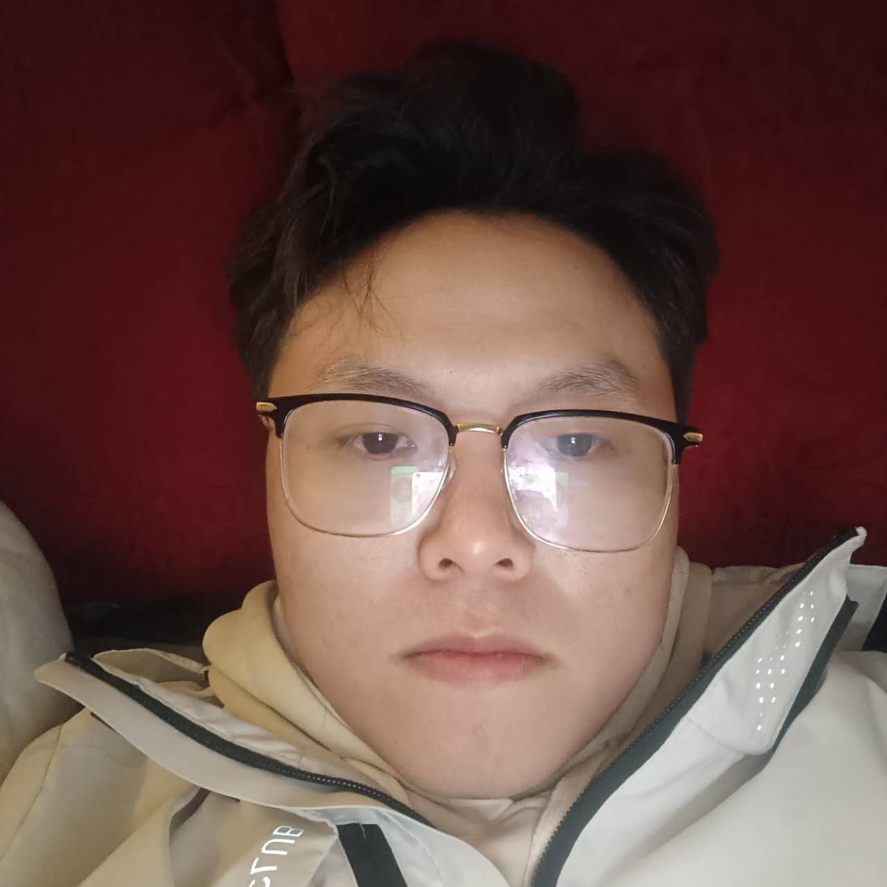 欢喜闻月饼的照片