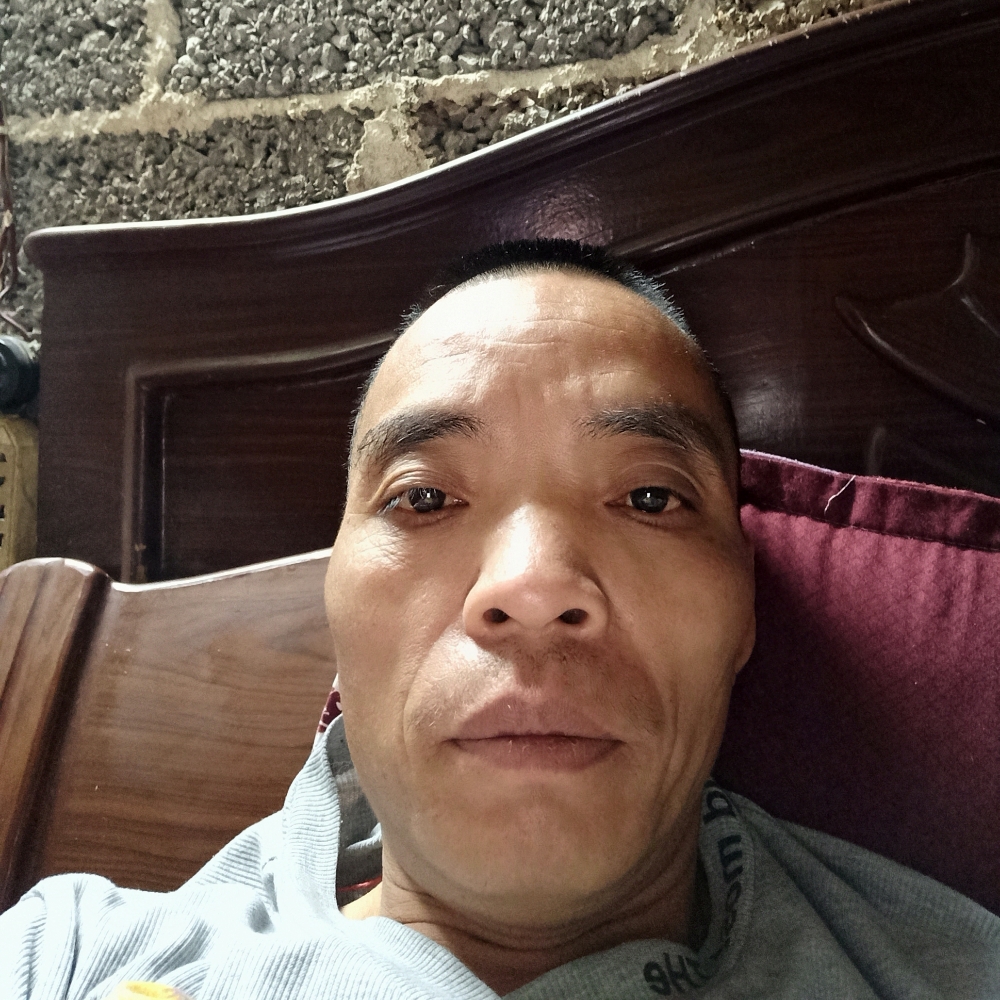 思恋凝眸不安的照片