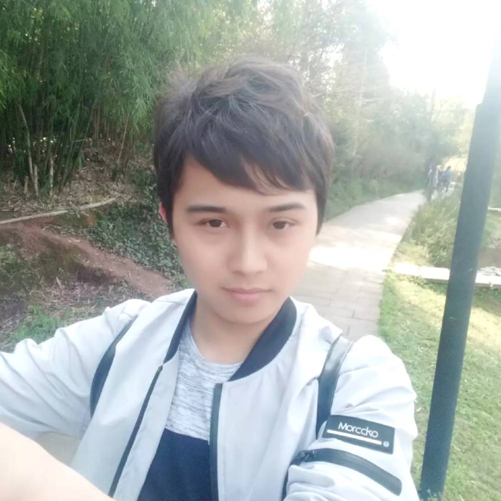 影子相伴左右的照片