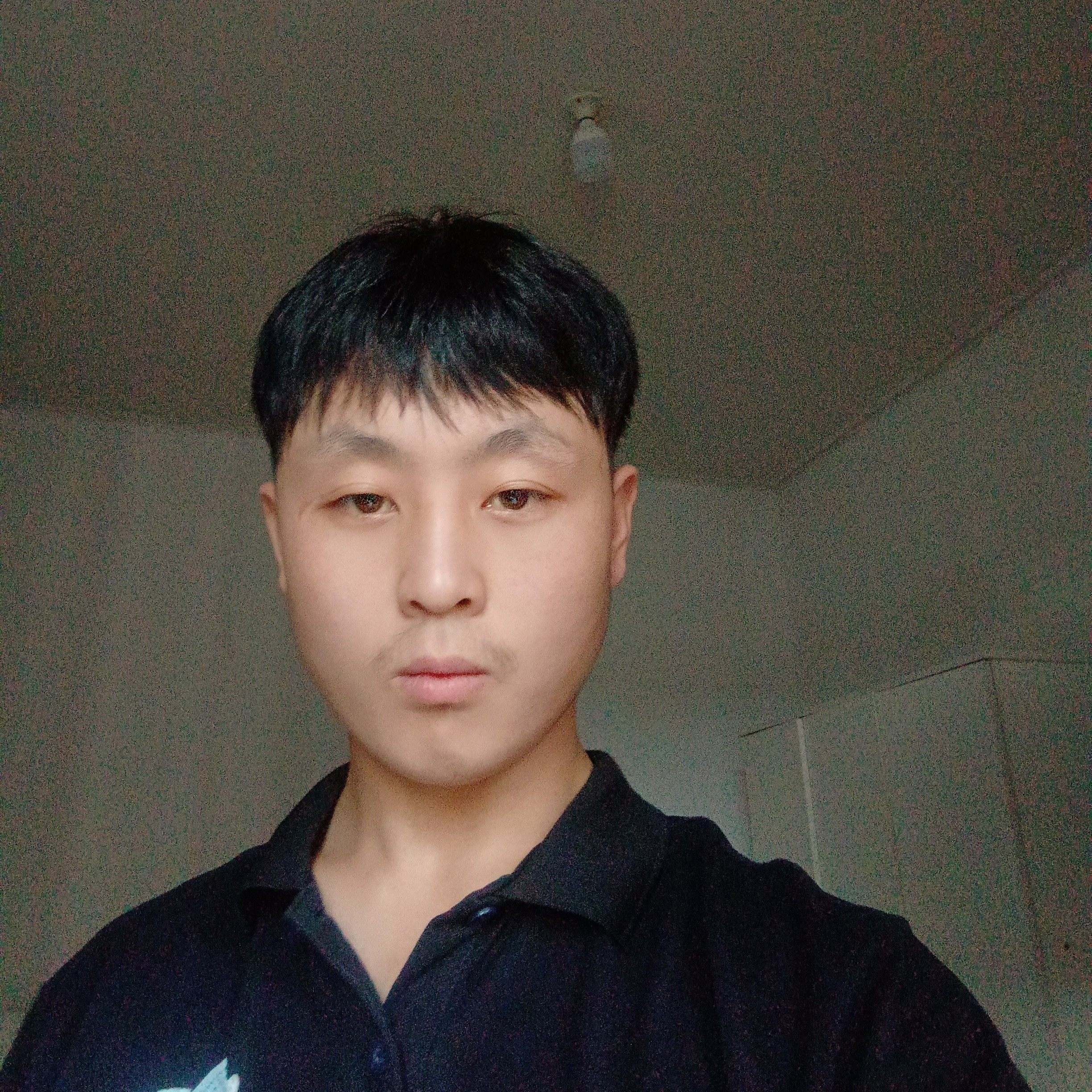 破旧劳保鞋的照片