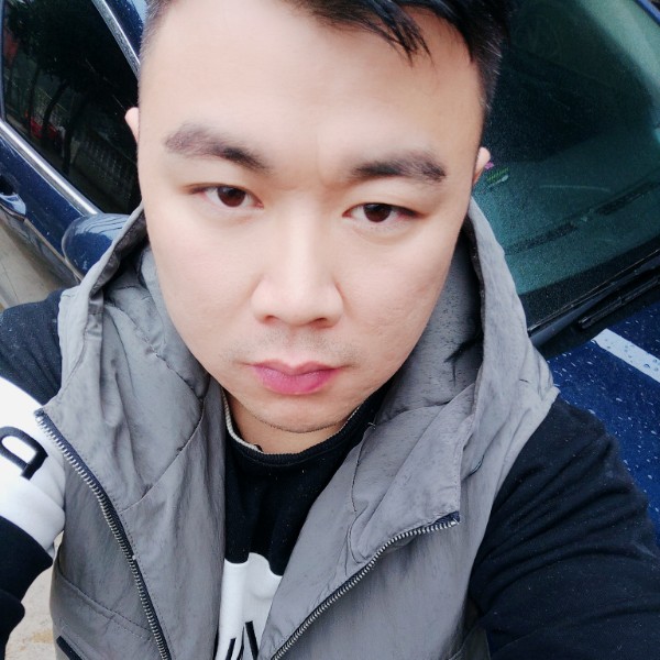 忐忑等待路人的照片