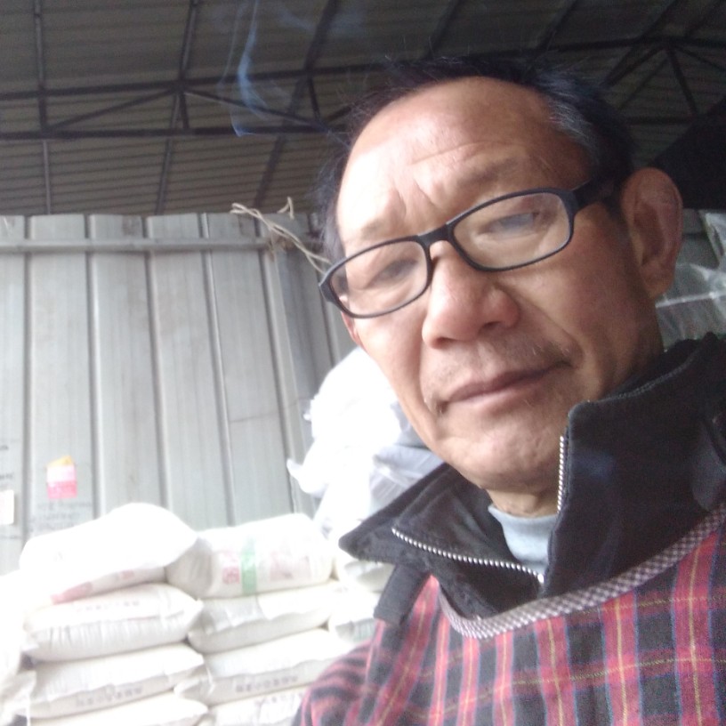 中心蹙眉恬静的照片