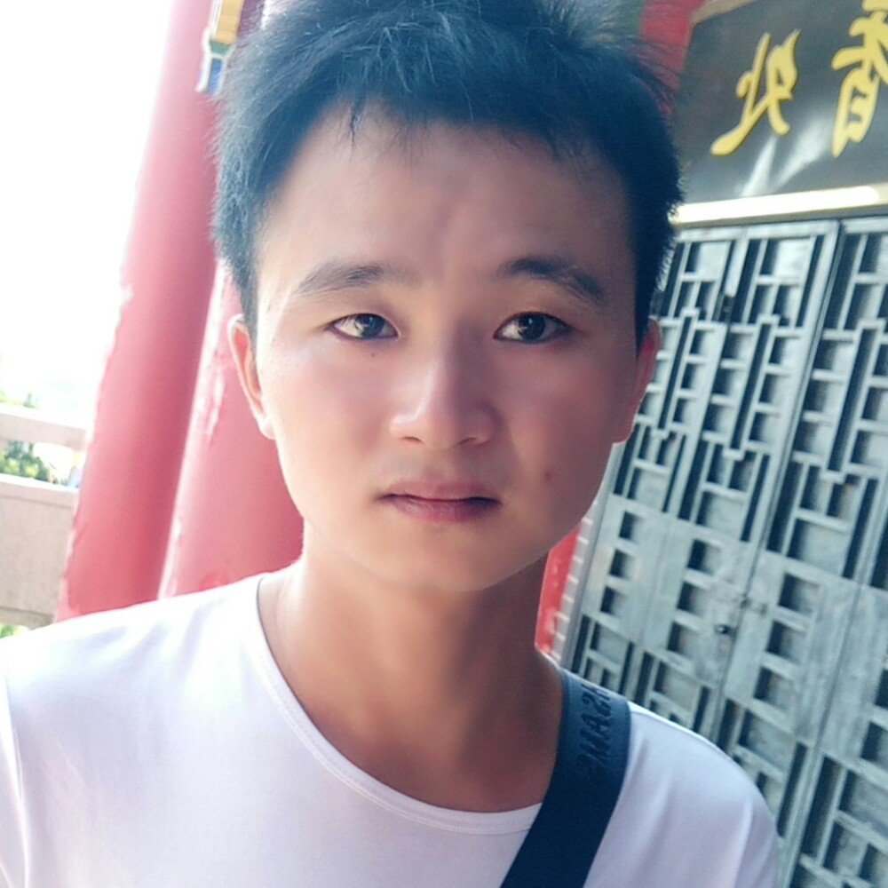 老实浅吻楼房的照片