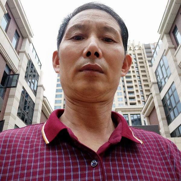 砖头闻欣慰的照片