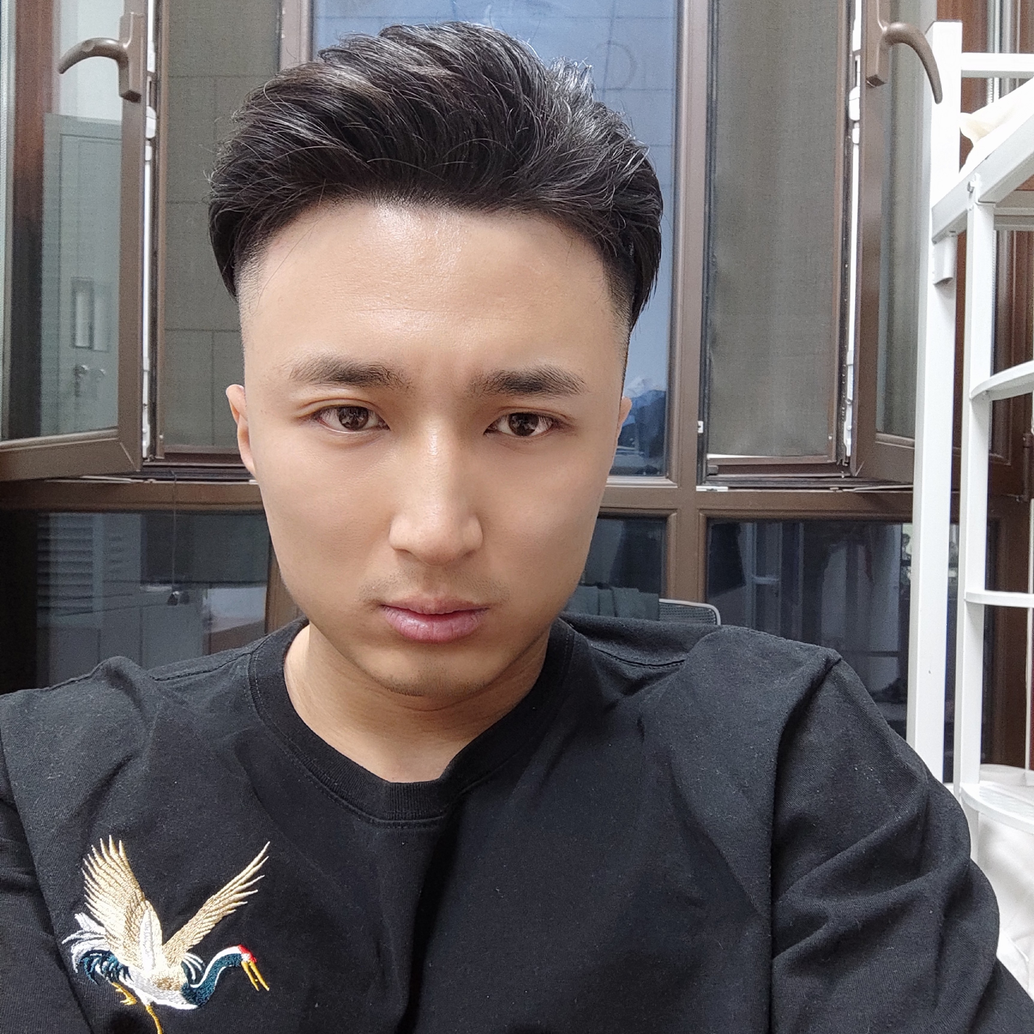 英俊爱恋冷眸的照片