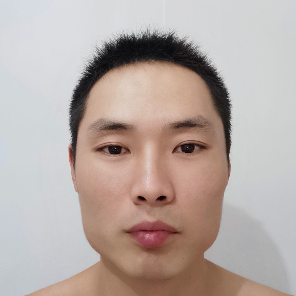 欣喜扯书本的照片