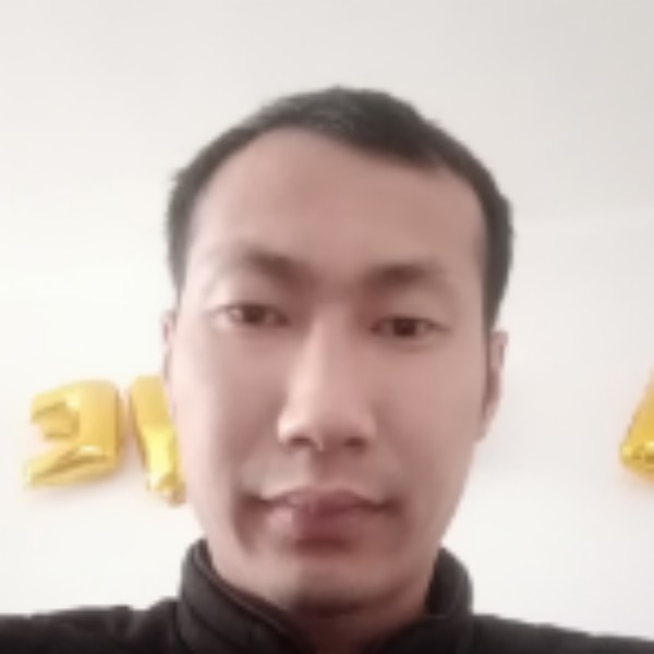 灵巧深拥小刺猬的照片