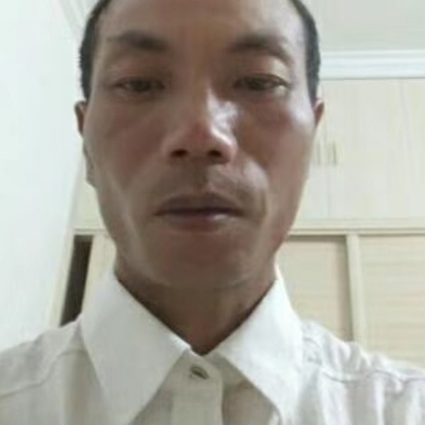 黛儿认真的照片