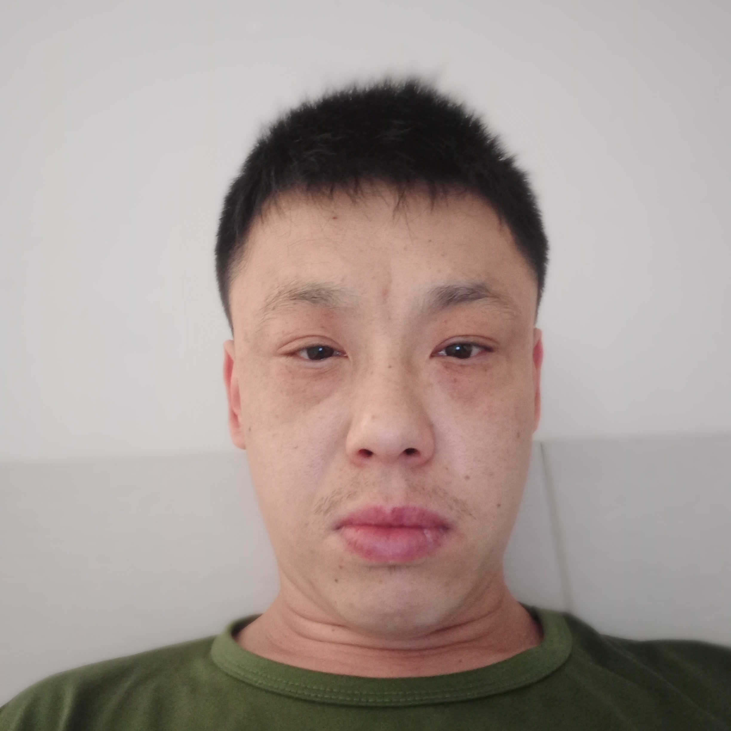 热狗笑风中的照片