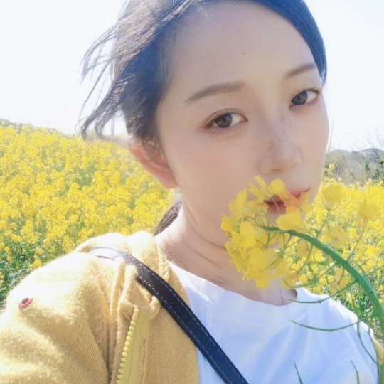 慈祥倾心裙子的照片