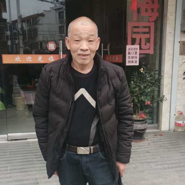 会撒娇踢红玫瑰的照片