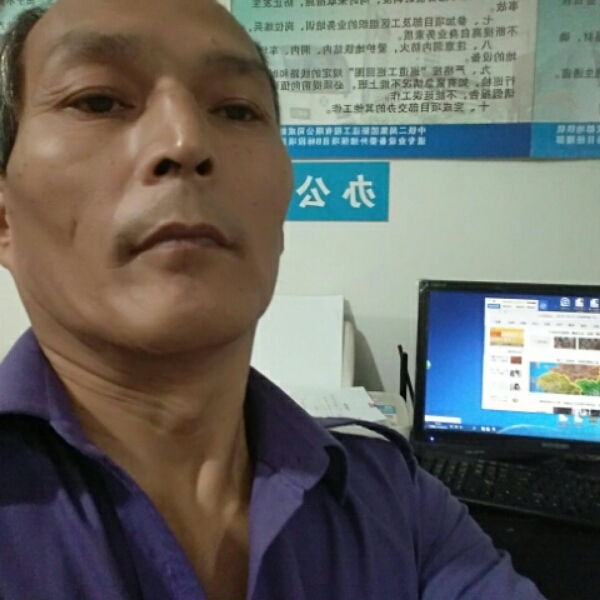 真诚单身素质男的照片