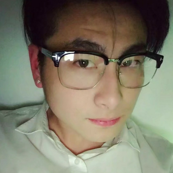 开心踢睫毛的照片