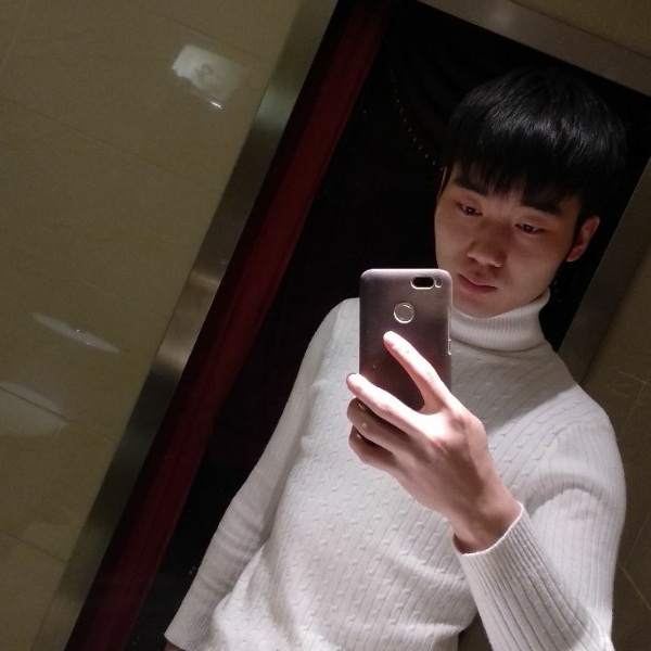 白云挽手忧伤的照片