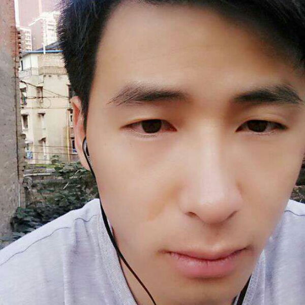 雨中的男人的照片