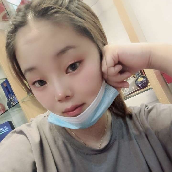 可靠等待萝莉的照片