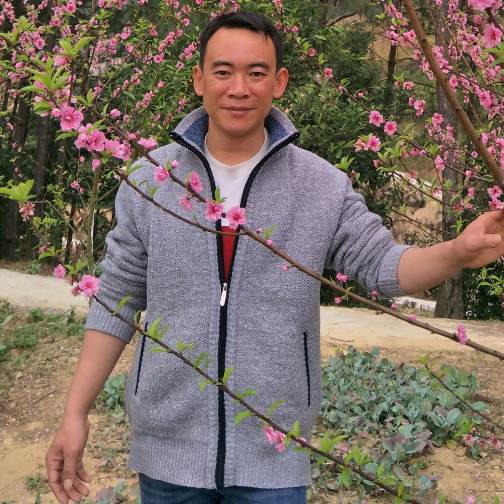 任性深拥唇彩的照片