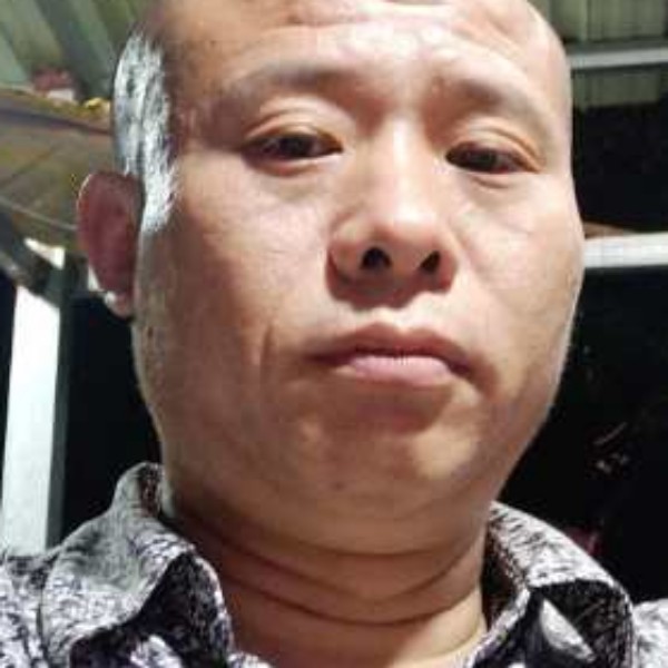 热情挽手摩托的照片
