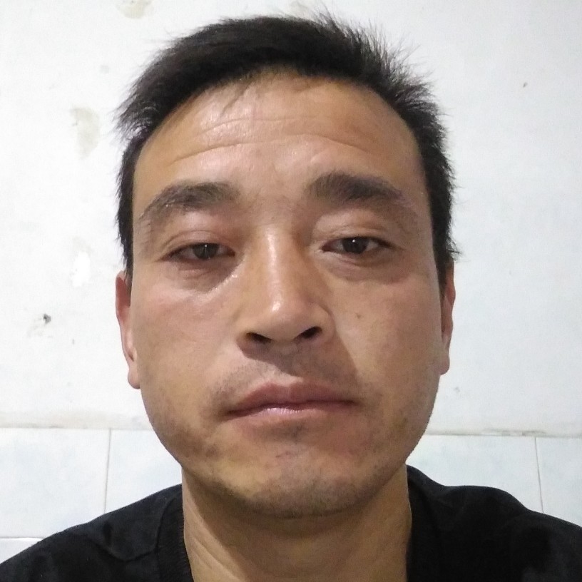 高高挽手大门的照片