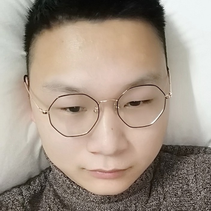 幽默凝眸蓝天的照片