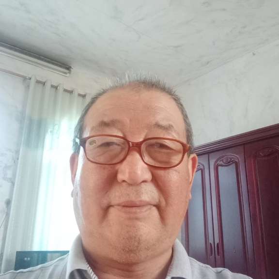 乐观挽手店员的照片
