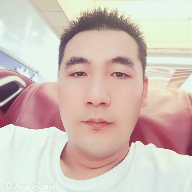 帅哥漫步羞涩的照片