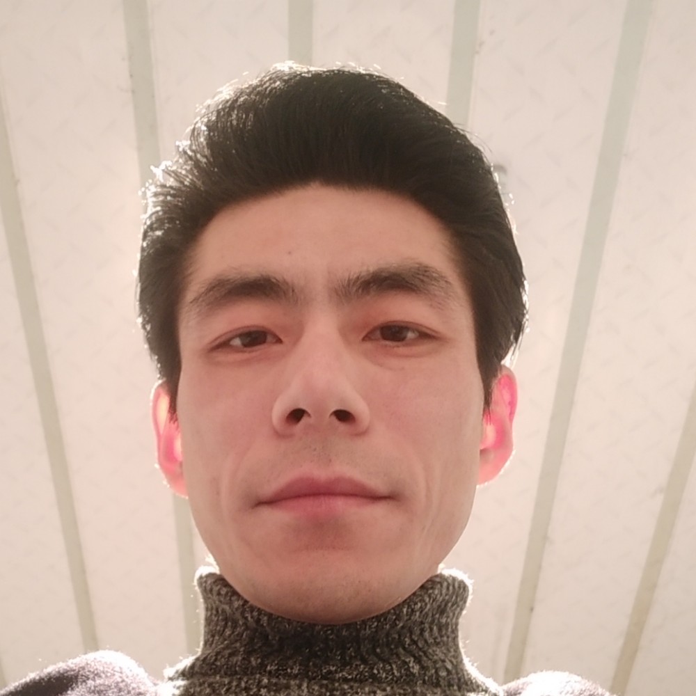 帅气凝眸黑夜的照片