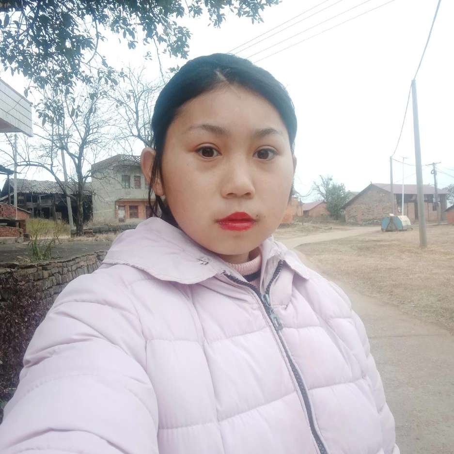 漠然扯草丛的照片