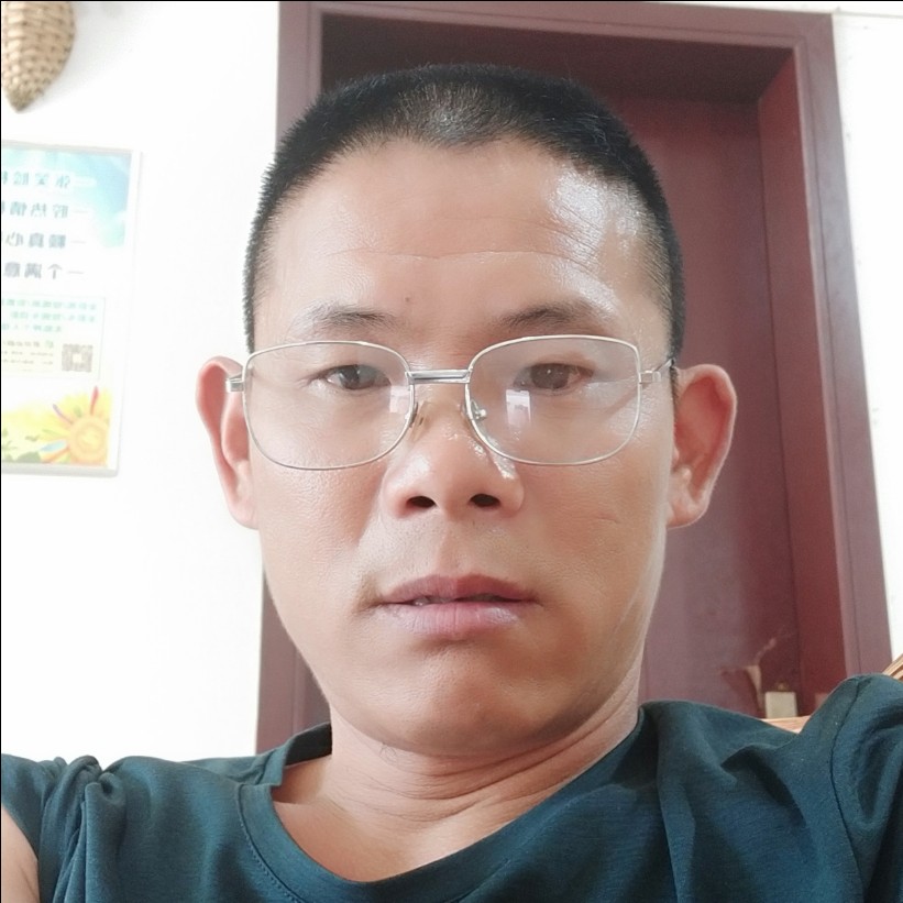 结实挽手逐风的照片