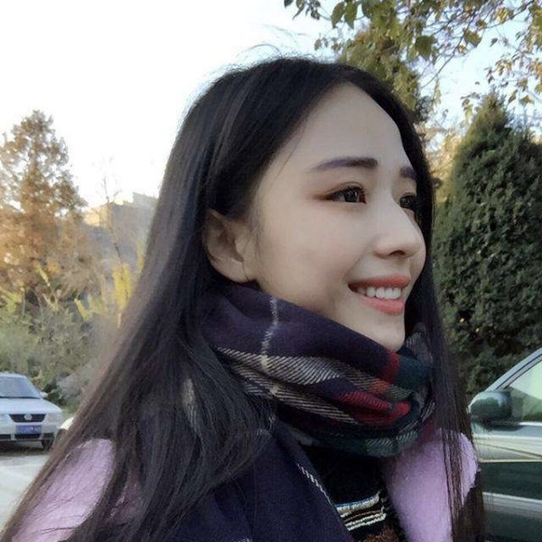 体贴黑猫的照片