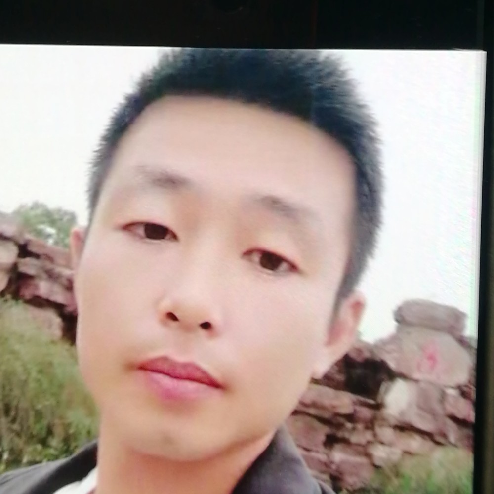 英俊倾心背包的照片