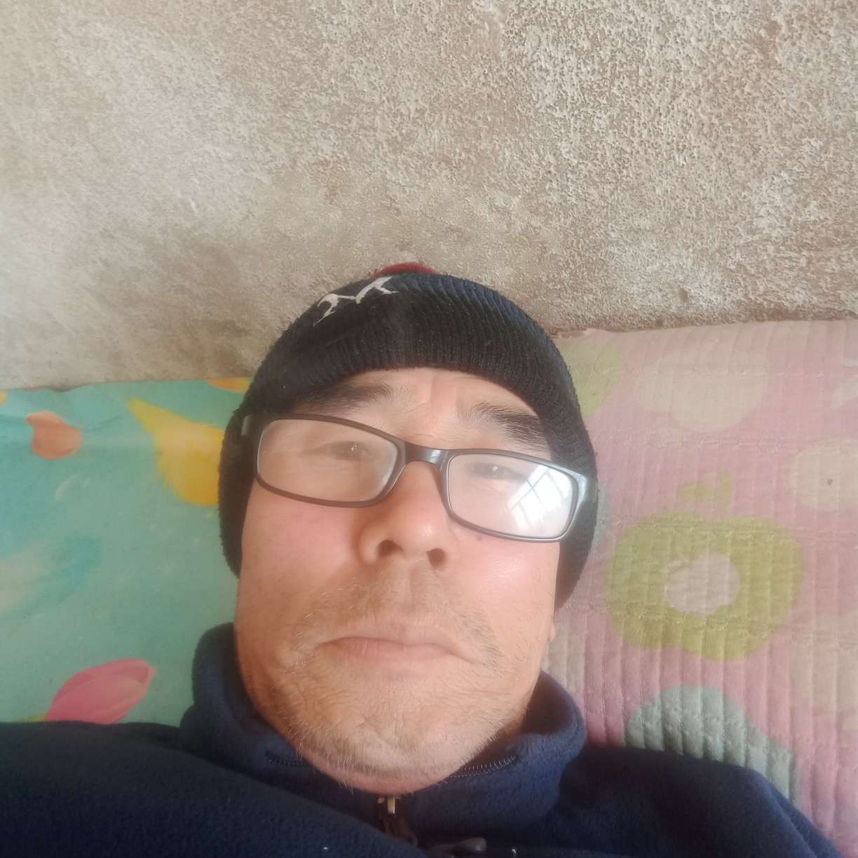 谨慎闻乐曲的照片