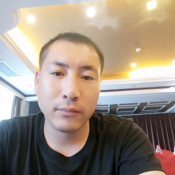 霓虹灯下的背影的照片