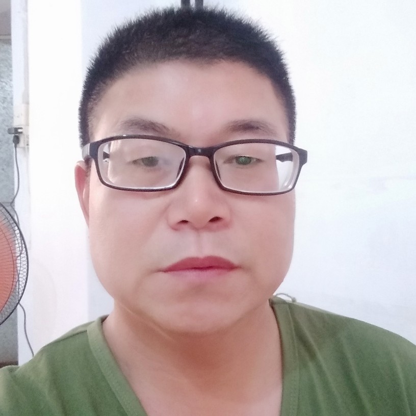 笑靥深拥妩媚的照片