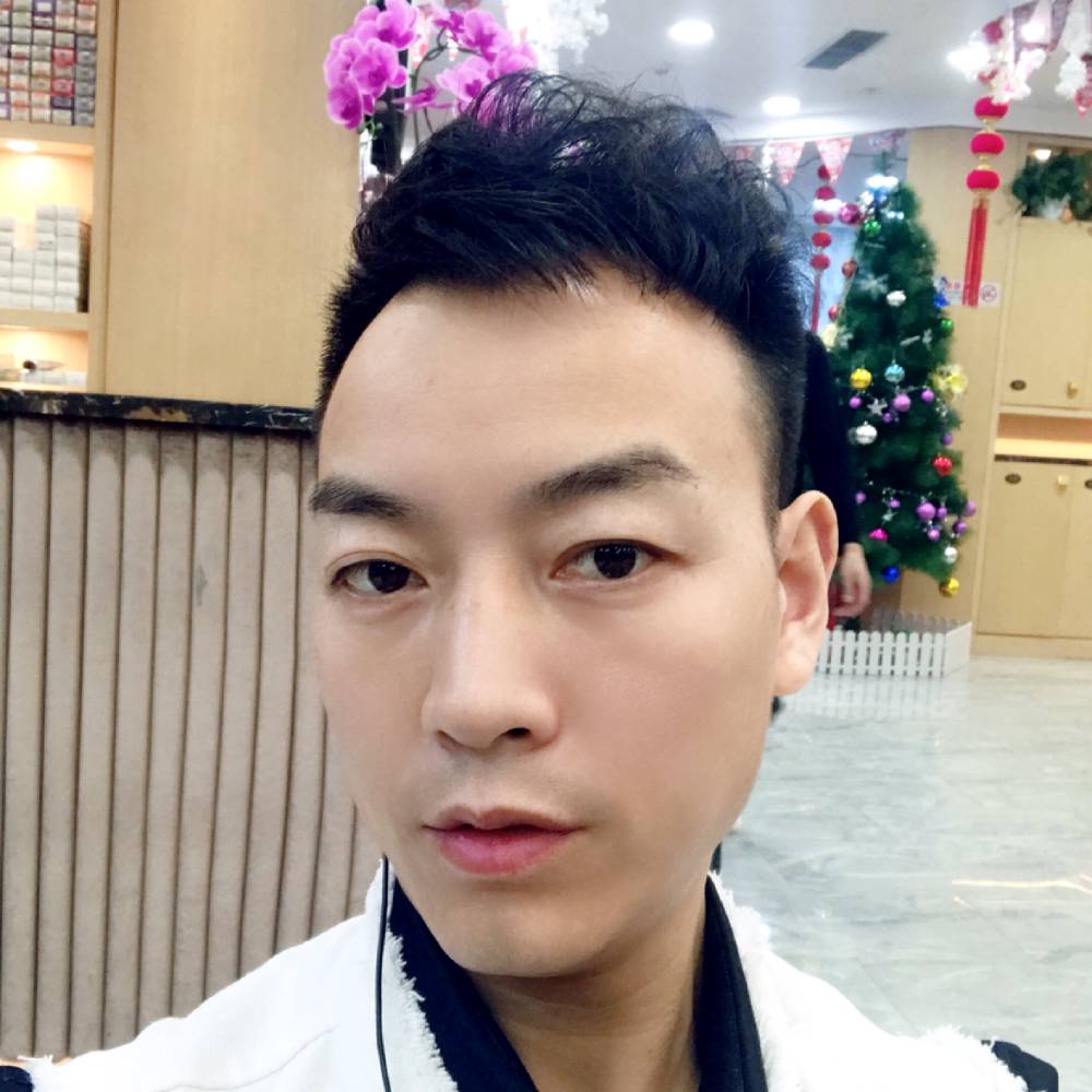 小伙回首直率的照片