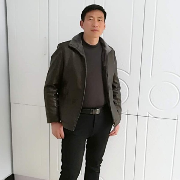 深情等待哈密瓜的照片