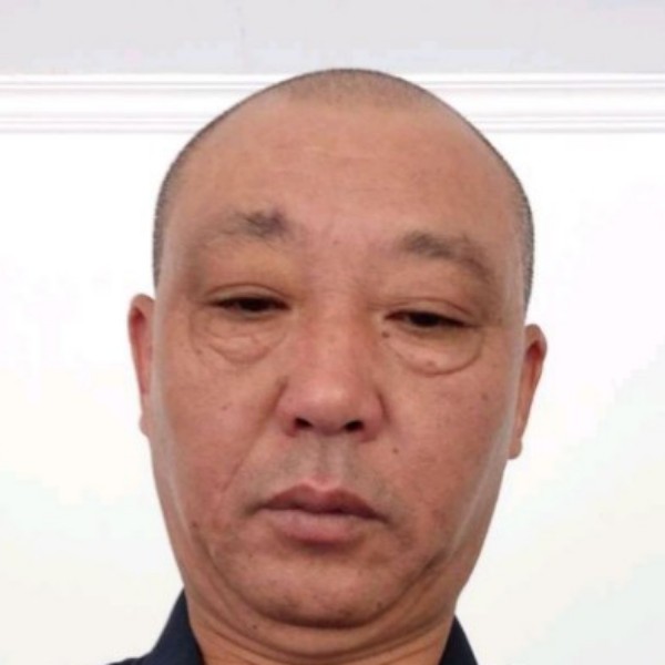 精明凝眸方盒的照片