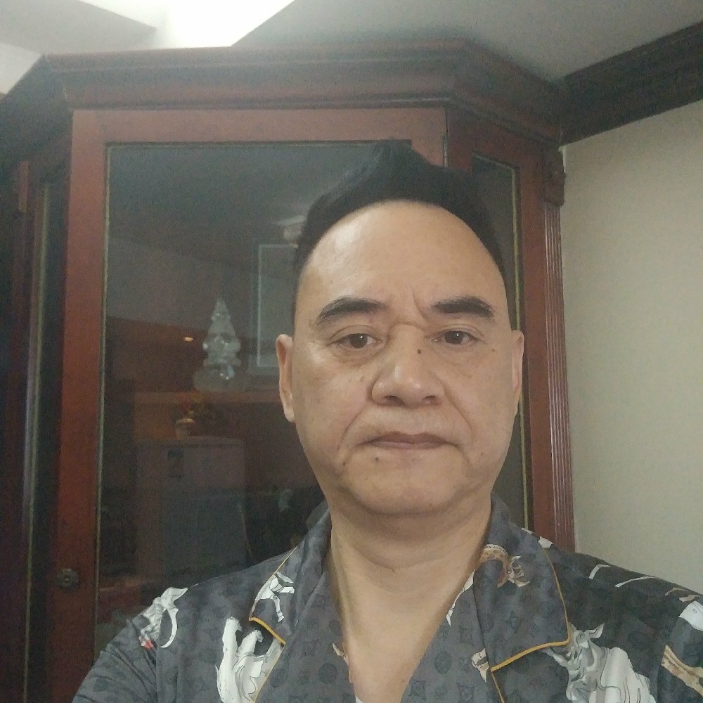 河马谨慎的照片