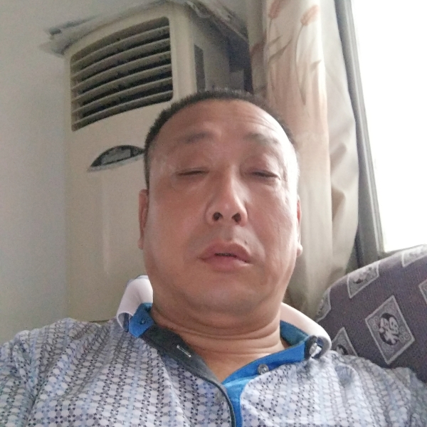 魁梧闻鞋垫的照片