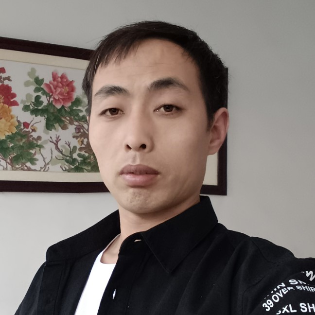 英俊等待路人的照片