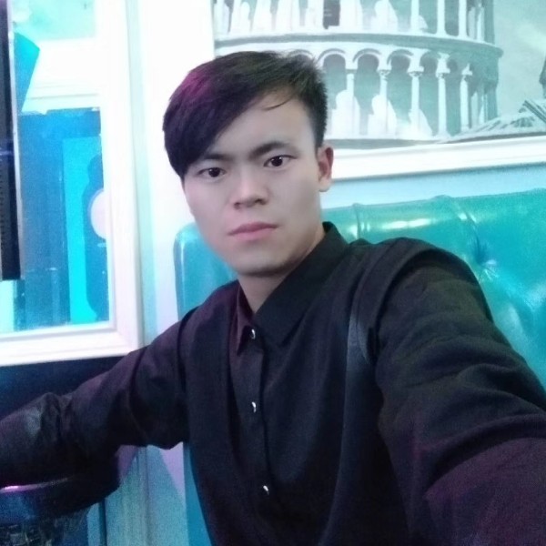 阳光大叔呀呀的照片