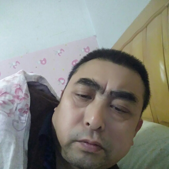 从容倾心西装的照片