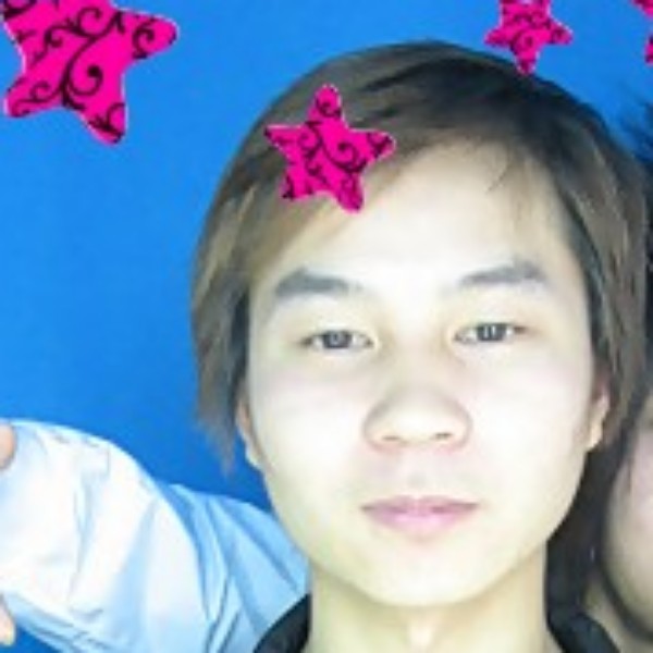 苹果闻蓝莓的照片