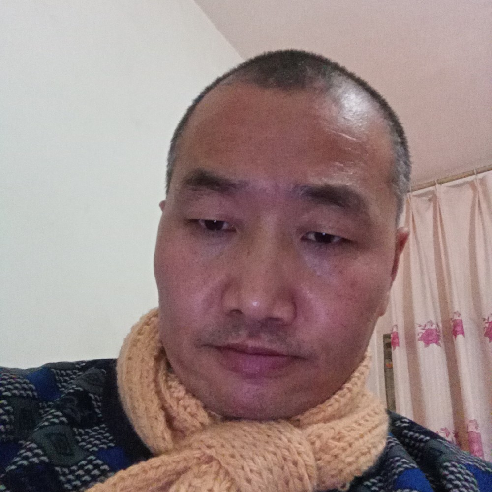 现代凝眸大地的照片