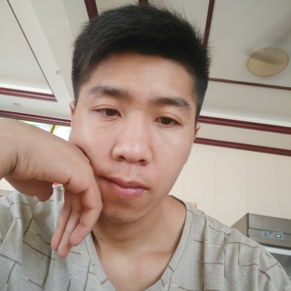 黑猫浅吻无语的照片