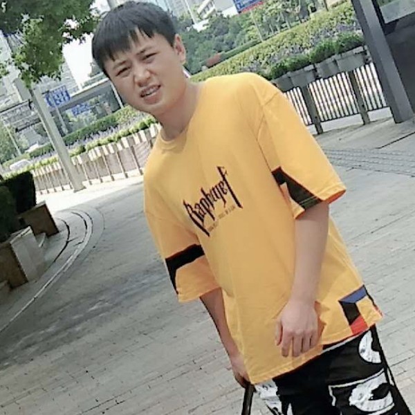 个性漫步高山的照片