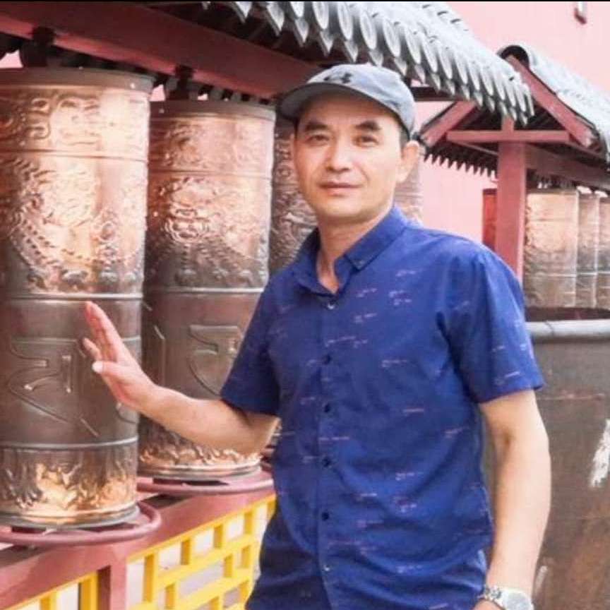 机灵挽手情动的照片