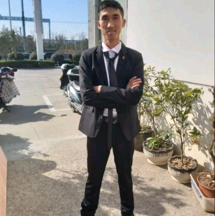 何令的照片